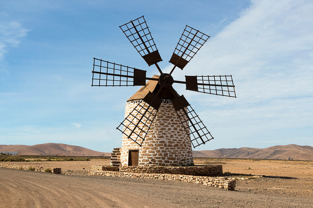  Traditionelle Windmühle in Tefia, Fuerteventura, Kanarische Inseln, Spanien 