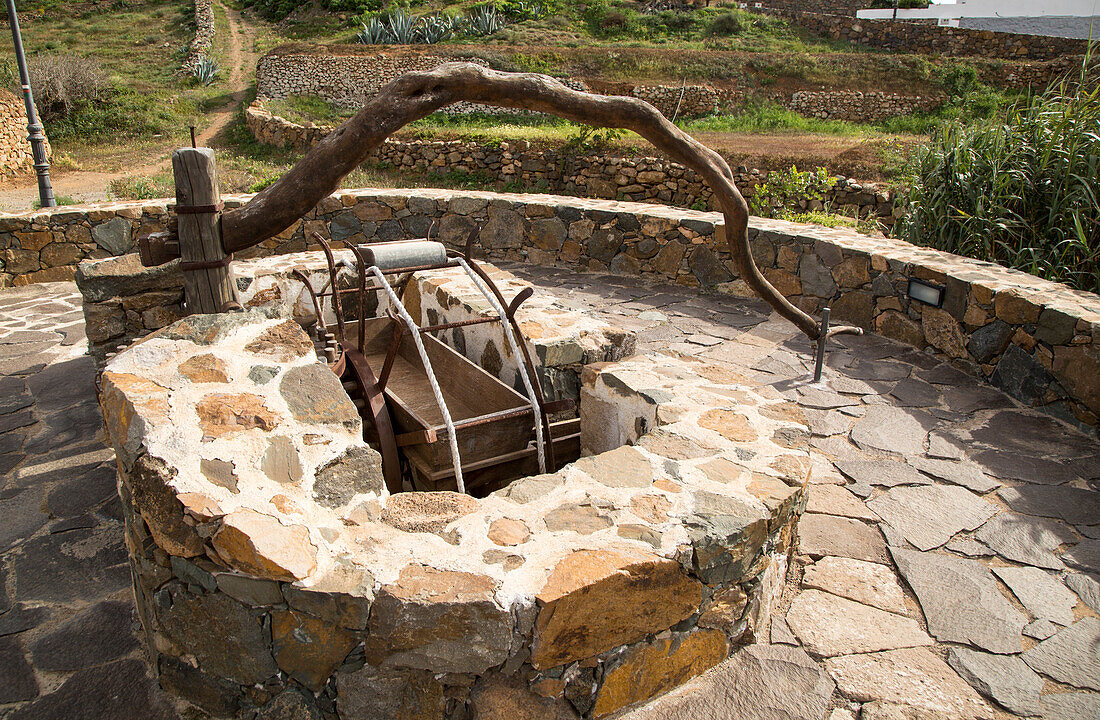  Historisches traditionelles Wasserrad-Bewässerungssystem, Betancuria, Fuerteventura, Kanarische Inseln, Spanien 