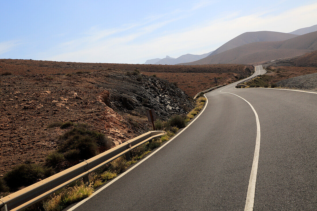  Asphaltierte Straße durch karges Wüstenbergland zwischen Pajara und La Pared, Fuerteventura, Kanarische Inseln, Spanien 