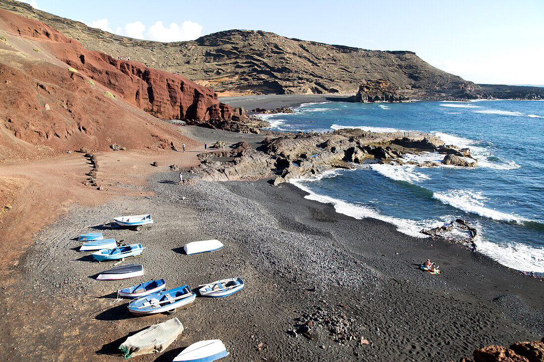 Fischerboote am schwarzen Sandstrand, El Golfo, Lanzarote, Kanarische Inseln, Spanien