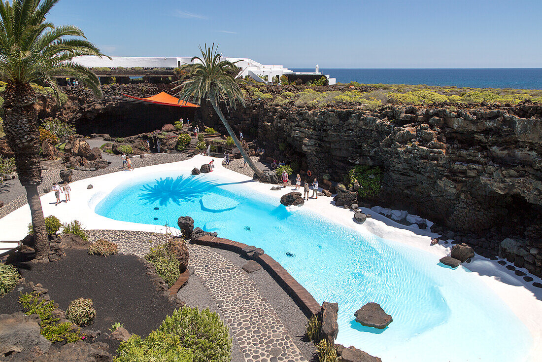  Tropischer Garten und Jameo Grande Schwimmbad Jameos de Aqua, entworfen von Cesar Manrique, Lanzarote, Kanarische Inseln, Spanien 