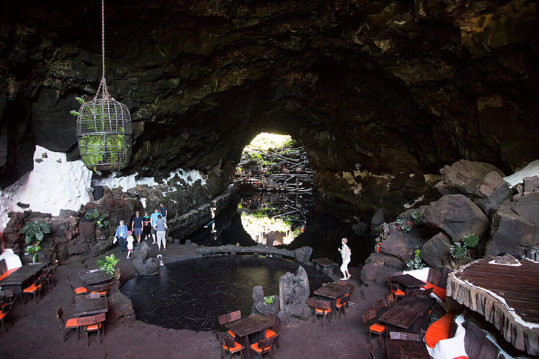  Höhle durch Lavatunnel mit See Jameos de Agua, Lanzarote, Kanarische Inseln, Spanien 