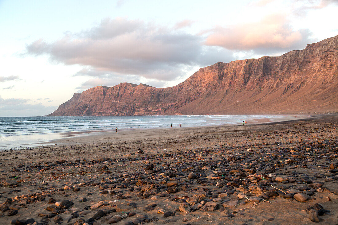 Abends Sonnenuntergang Licht am Strand und Klippen La Caleta de Famara, Lanzarote, Kanarische Inseln, Spanien