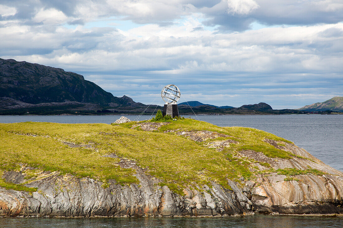 Denkmal, Markierung zeigt Polarkreis in Richtung Süden auf einer kleinen Insel in Norwegen