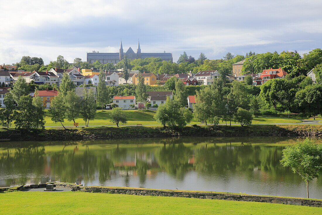  Blick über den Fluss Nidelva zur Norwegischen Universität für Wissenschaft und Technologie, Trondheim, Norwegen 