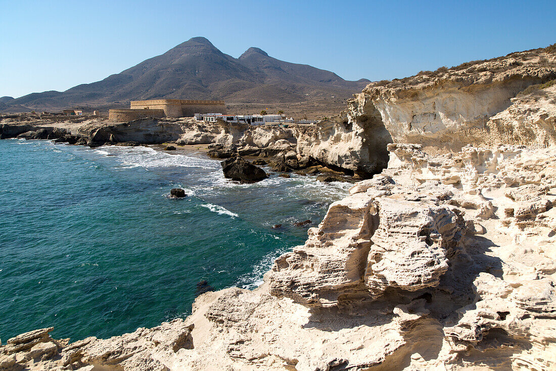 Vulkane und versteinerte Sanddünenfelsen, Los Escullos, Naturpark Cabo de Gata, Almeria, Spanien