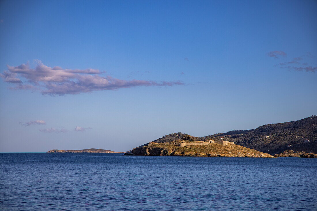 Festung Bourtzi am Eingang zum Hafen von Poros, Insel Poros, Attika, Peloponnes, Ägäis, Griechenland, Europa