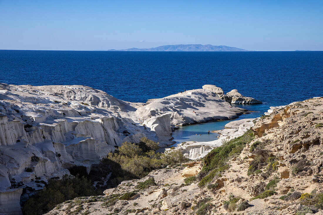 Sarakiniko Beach mit seinen weissen Kreidefelsen, Sarakiniko, Insel Milos, Kykladen, Südliche Ägäis, Griechenland, Europa