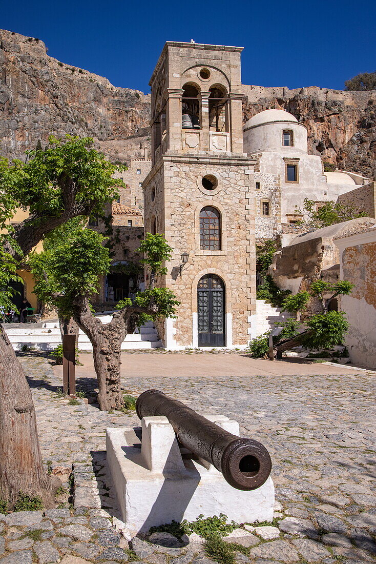 Kanone auf dem Vorplatz der griechisch-orthodoxen Kirche Christi Elkomenos, Monemvasia, Halbinsel Monemvasia, Lakonien, Peloponnes, Ägäis, Griechenland, Europa