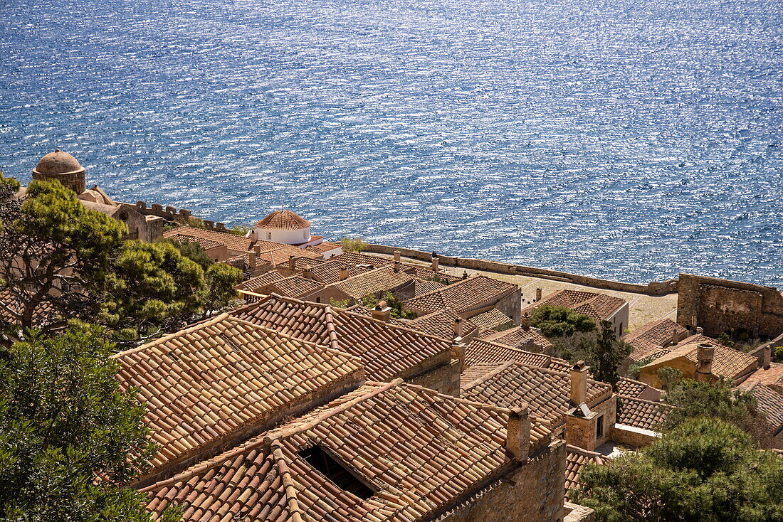 Blick über Ziegeldächer und das Meer von der Zitadelle und der Oberstadt aus gesehen, Halbinsel Monemvasia, Lakonien, Peloponnes, Ägäis, Griechenland, Europa