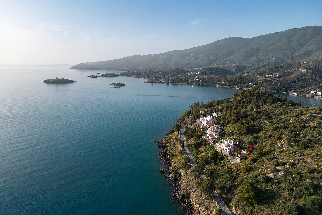 Luftaufnahme von Villen auf Hügeln und Küstenlandschaft, Insel Poros, Attika, Peloponnes, Ägäis, Griechenland, Europa