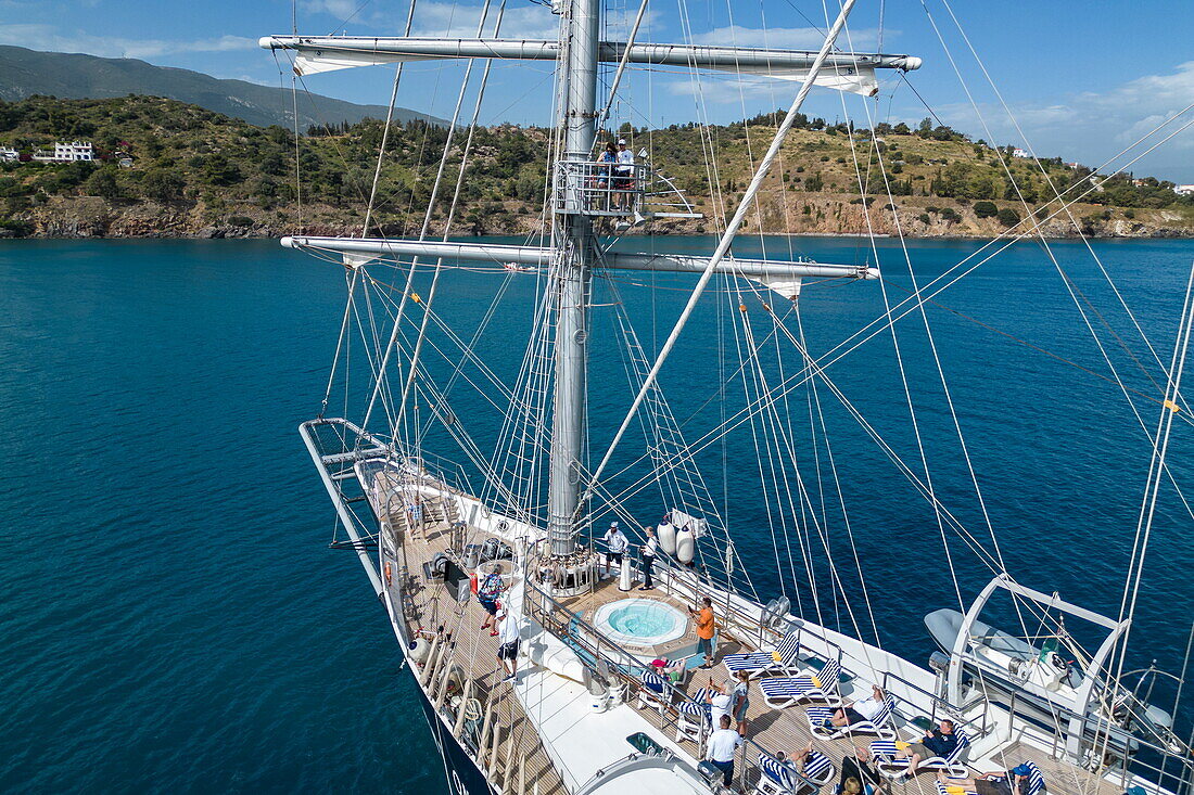 Passagiere beim Mastklettern am Dreimastigen Segelkreuzfahrtschiff Running on Waves (M'Ocean), Insel Poros, Attika, Peloponnes, Ägäis, Griechenland, Europa