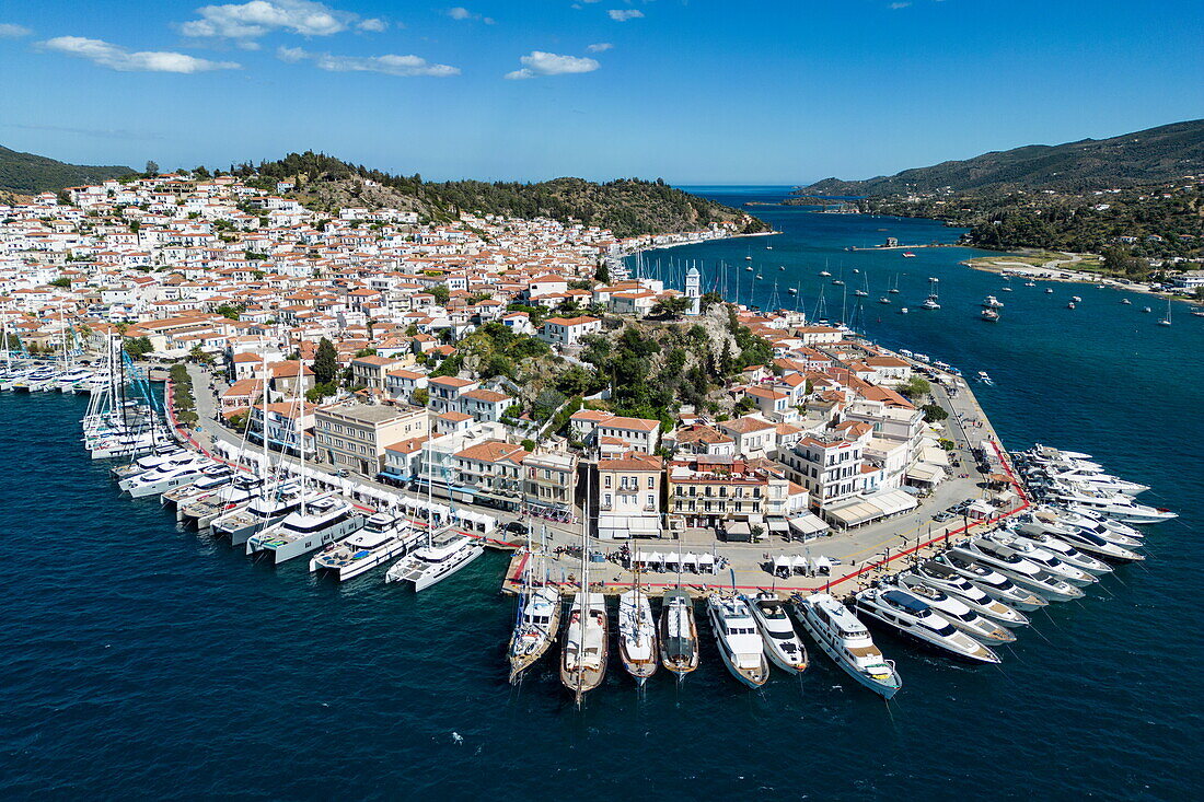 Luftaufnahme von Segelbooten und Yachten am Pier mit Ort auf Halbinsel, Insel Poros, Attika, Peloponnes, Ägäis, Griechenland, Europa