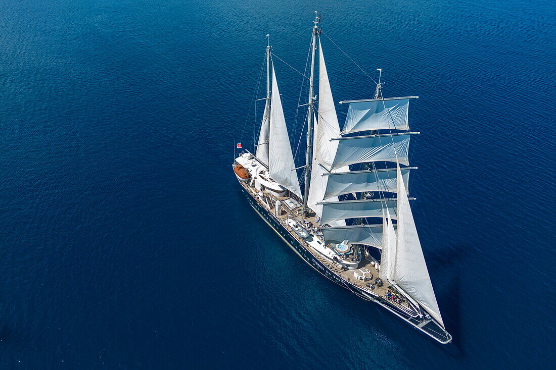  Aerial view of sailing cruise ship Running on Waves (M&#39;Ocean) under sail, Adamas, Milos, South Aegean, Greece, Europe 