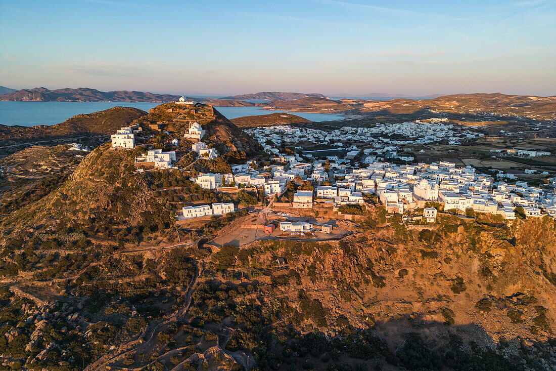 Luftaufnahme der Stadt mit Küste in der Ferne, Plaka, Milos, Kykladen, Südliche Ägäis, Griechenland, Europa