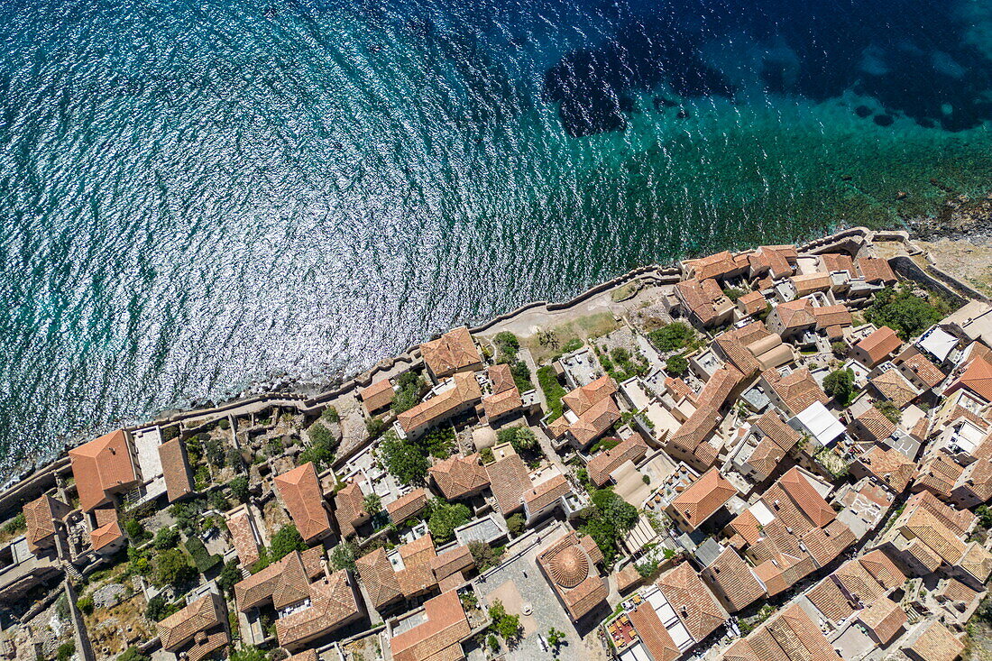 Luftaufnahme der Unterstadt und des Meeres, Monemvasia, Peloponnes, Griechenland, Europa