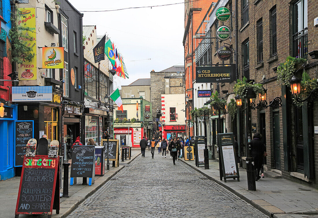 Pubs and restaurants line street in the Temple Bar area, Dublin city centre, Ireland, Republic of Ireland