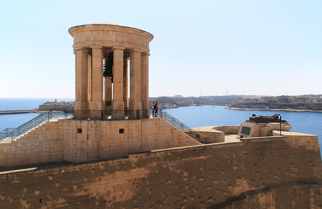 Das Siege Bell-Denkmal in Valletta auf Malta wurde 1992 zur Erinnerung an die Belagerung Maltas von 1940 bis 1943 errichtet.