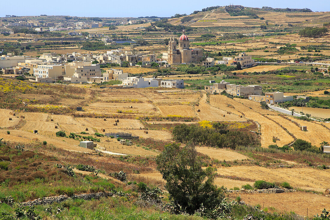 Blick auf die ländliche Landschaft von Zebbug auf das Dorf und das Tal von Ghasri, Gozo, Malta