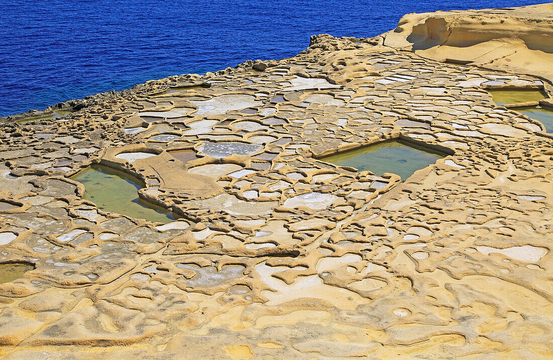 Historische alte Salzpfannen an der Küste in der Nähe von Marsalforn, Insel Gozo, Malta