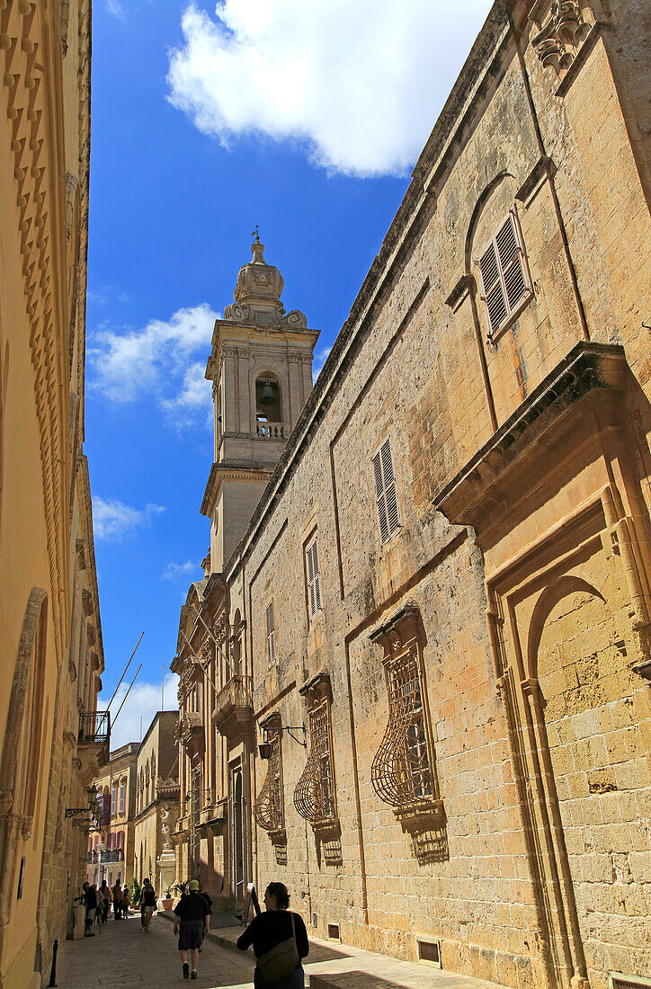 Historische Gebäude und Karmeliterkirche und Priorat in der mittelalterlichen Stadt Mdina, Malta