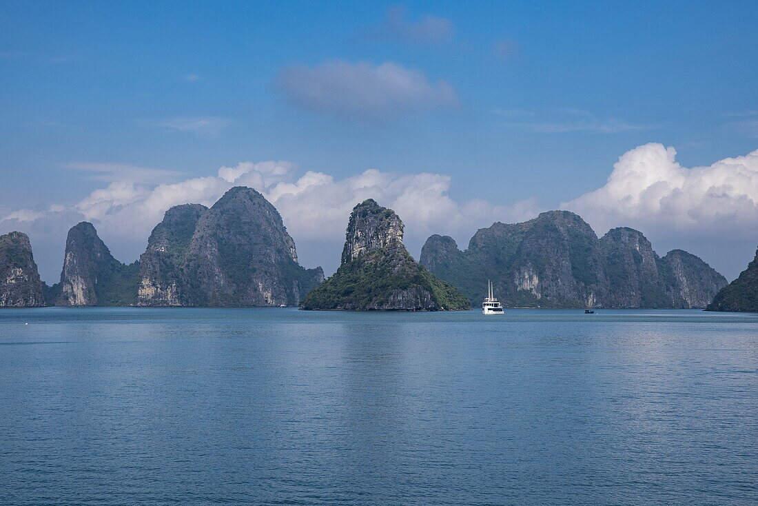 Ausflugsboot und Karstinseln, Bucht Lan Ha Bay, Haiphong, Vietnam, Asien