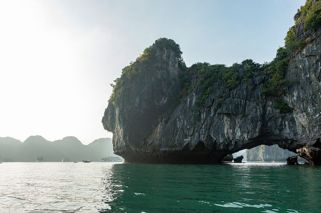 Karstinsel mit Felsentor, Bucht Lan Ha Bay, Haiphong, Vietnam, Asien