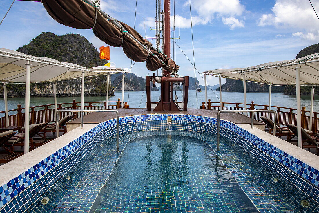 Swimmingpool auf dem Deck des Kreuzfahrtschiffs Ginger (Heritage Line), Bucht Lan Ha Bay, Haiphong, Vietnam, Asien