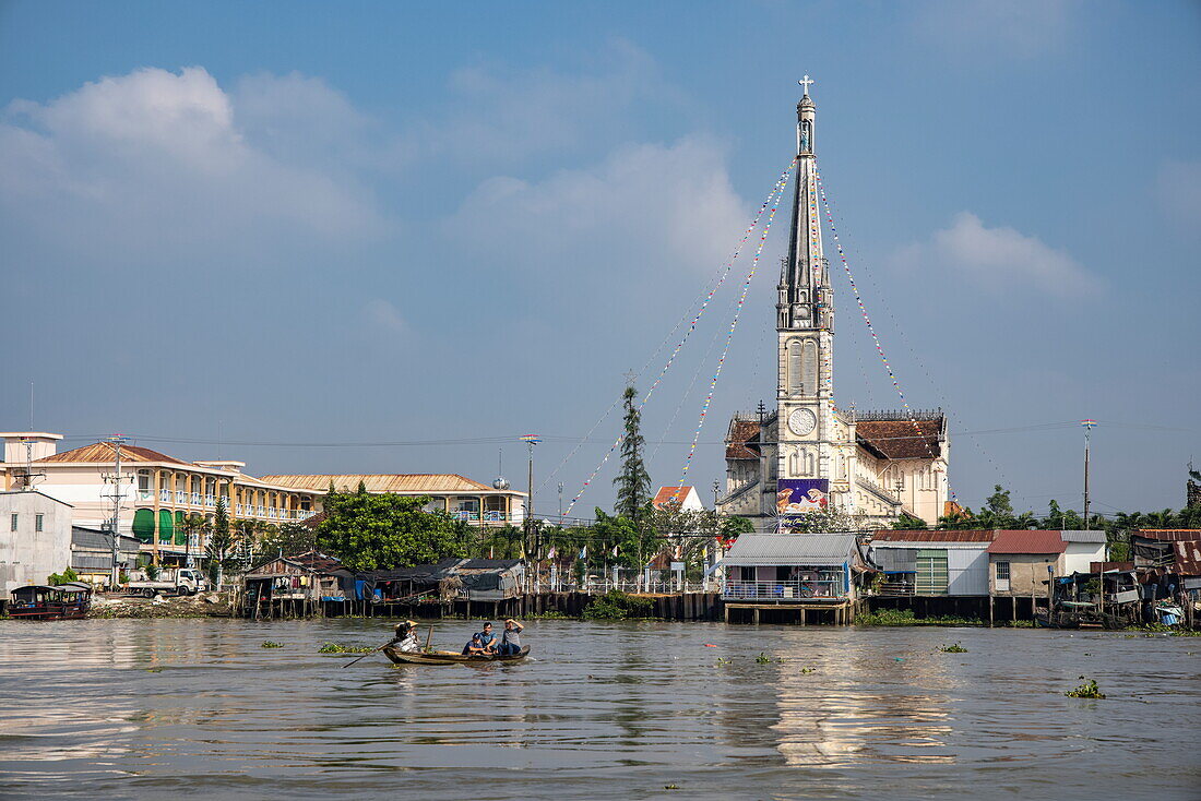 Seitenarm des Mekong und Cai Be katholische Kirche, Cai Be (Cái Bè), Tien Giang (Tiền Giang), Vietnam, Asien