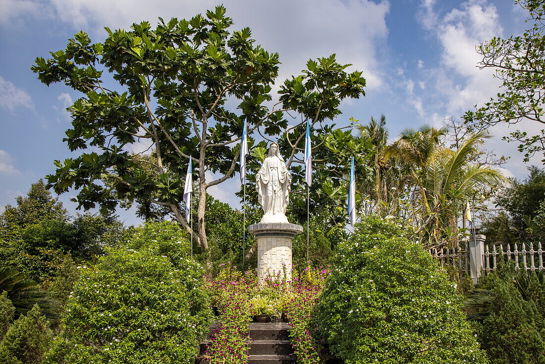 Religiöse Statue im Garten vor der katholischen Kirche Cay Lay, Cai Lay (Cái Lậy), Tien Giang (Tiền Giang), Vietnam, Asien