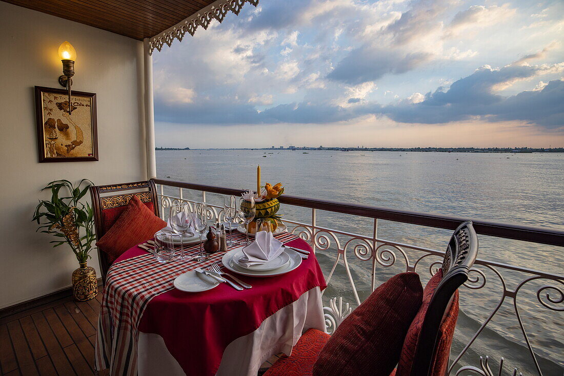 Gedeckter Tisch auf dem Flusskreuzfahrtschiff The Jahan (Heritage Line) auf dem Mekong, bei Cao Lanh (Cao Lãnh), Dong Thap (Đồng Tháp), Vietnam, Asien