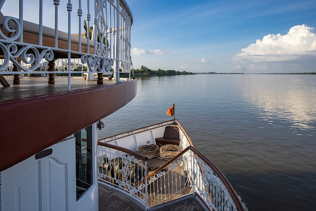 Geländer und Bug des Flusskreuzfahrtschiffs The Jahan (Heritage Line) auf dem Mekong, in der Nähe von Tan Chau (Tân Châu), An Giang, Vietnam, Asien