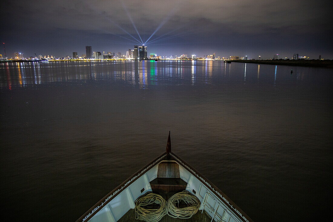  Bow of the river cruise ship The Jahan (Heritage Line) on the Mekong with skyline and city lights at night, Phnom Penh, Phnom Penh, Cambodia, Asia 