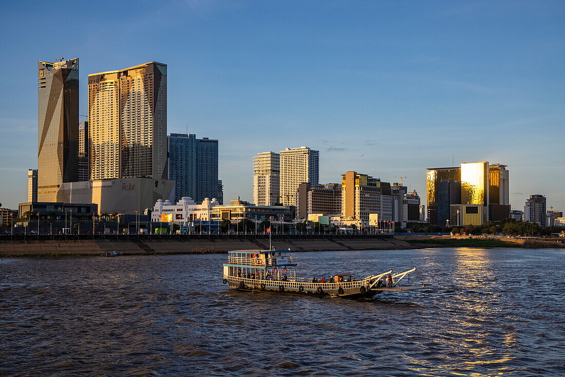  City skyline and local ferry on the Mekong River, Phnom Penh, Phnom Penh, Cambodia, Asia 