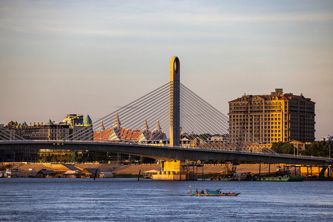  Koh Pich Norea Bridge and city skyline seen from Mekong River at sunrise, Phnom Penh, Phnom Penh, Cambodia, Asia 