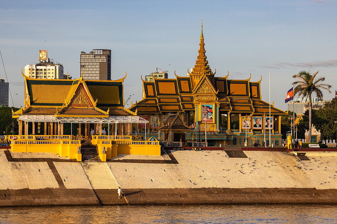 Blick vom Mekong Fluss zum Königspalast mit Mondscheinpavillon im Morgenlicht, Phnom Penh, Kambodscha, Asien