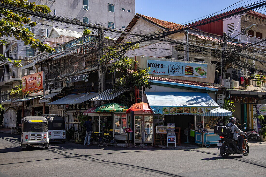  Power lines and Mom&#39;s Restaurant in the city center, Phnom Penh, Phnom Penh, Cambodia, Asia 