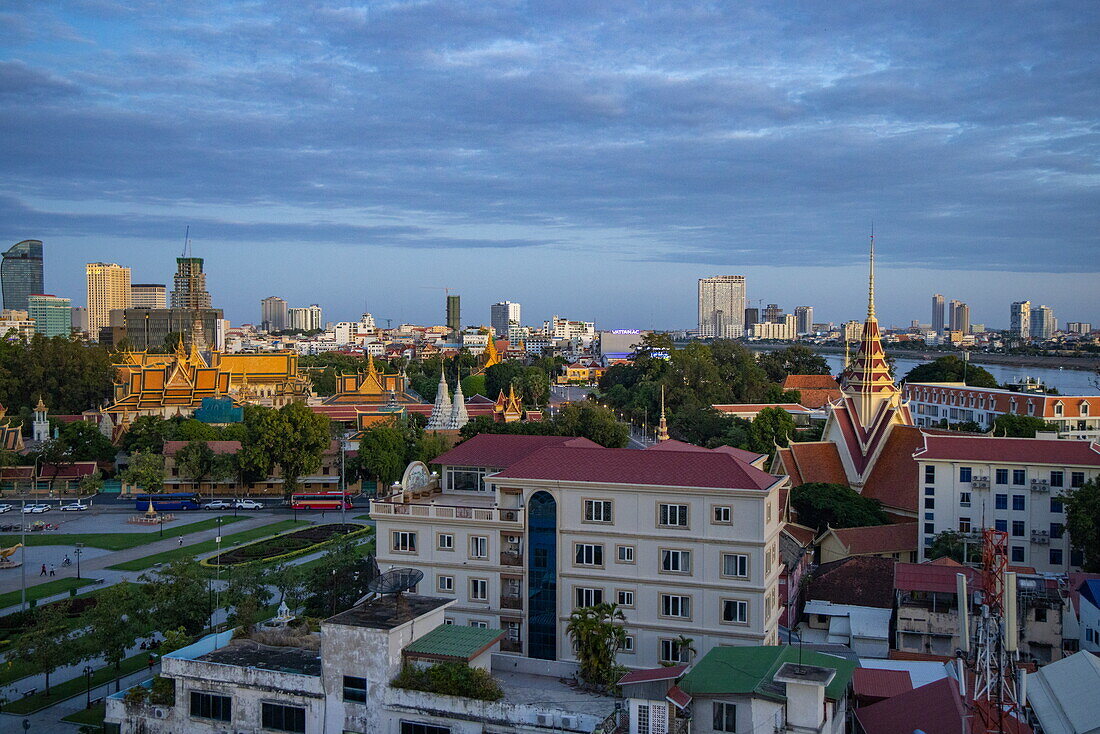  Royal Palace and city skyline seen from Glow Park Hotel, Phnom Penh, Phnom Penh, Cambodia, Asia 