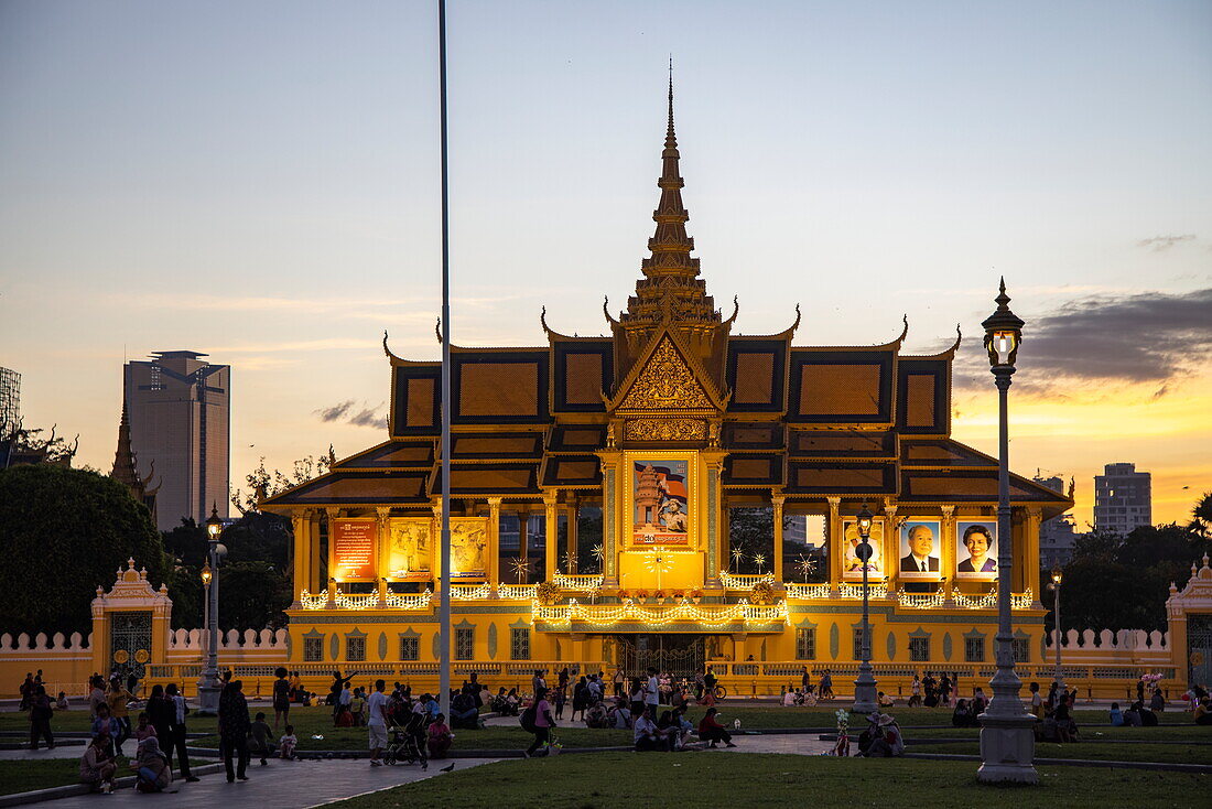  Royal Palace at dusk, Phnom Penh, Phnom Penh, Cambodia, Asia 