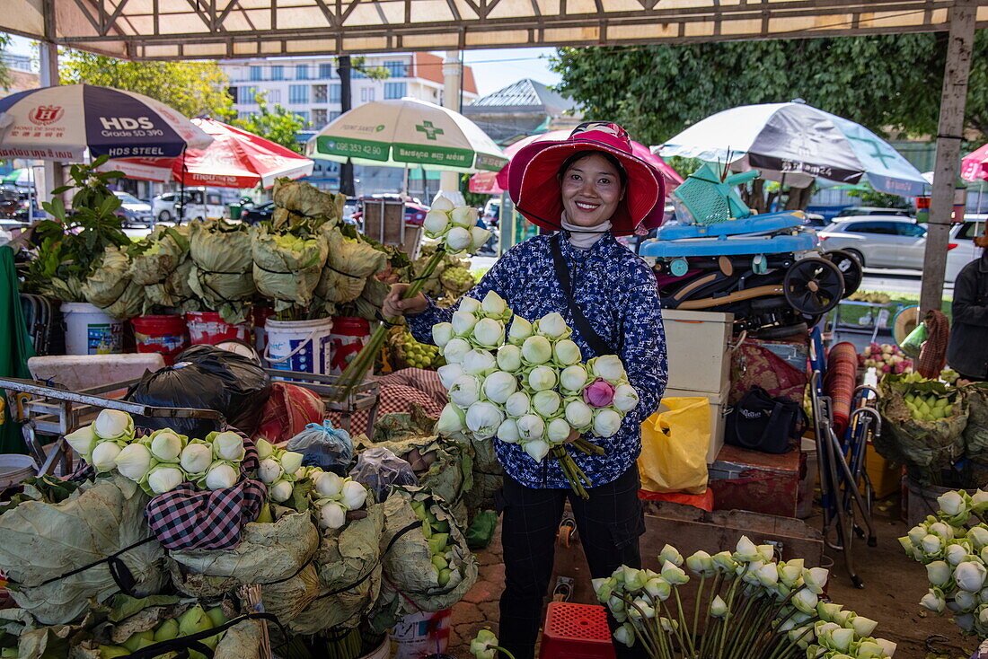 Freundliche Frau verkauft Lotusblumen auf einem Markt, in der Nähe des Königspalastes, Hauptstadt Phnom Penh, Kambodscha, Asien