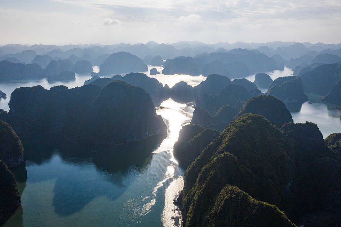 Luftaufnahme von Karstinseln in Bucht, Lan Ha Bay, Haiphong, Südchinesisches Meer, Vietnam, Asien