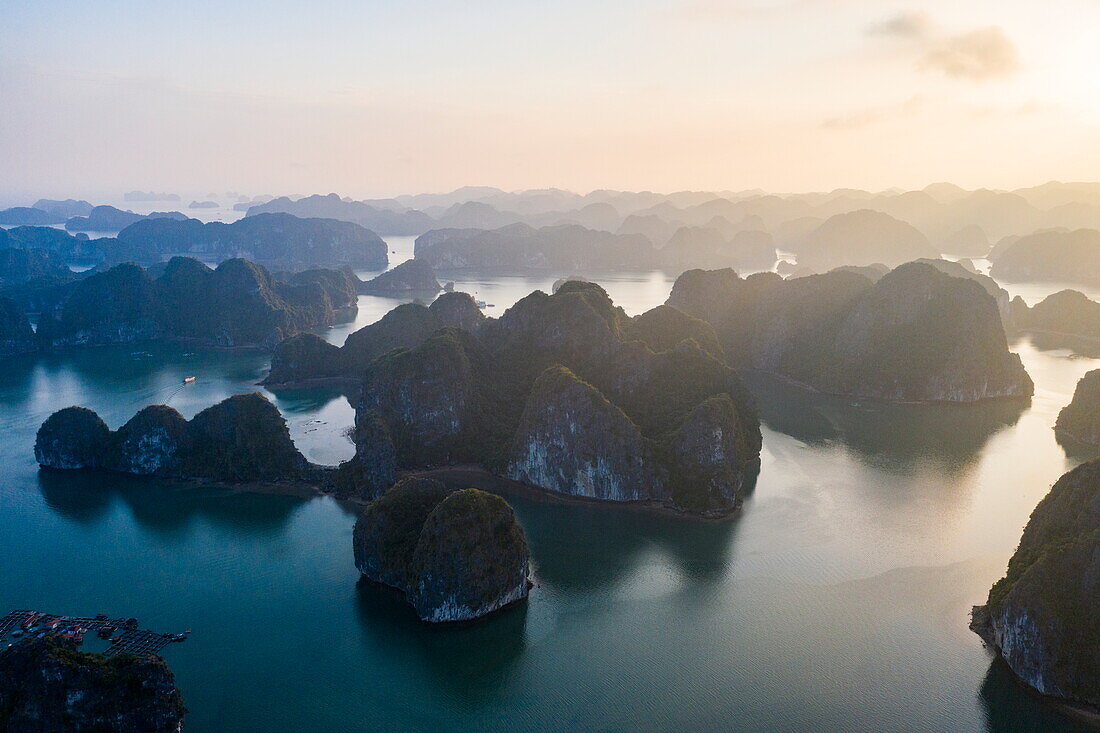 Luftaufnahme von Karstinseln bei Sonnenuntergang, Lan Ha Bay, Haiphong, Südchinesisches Meer, Vietnam, Asien