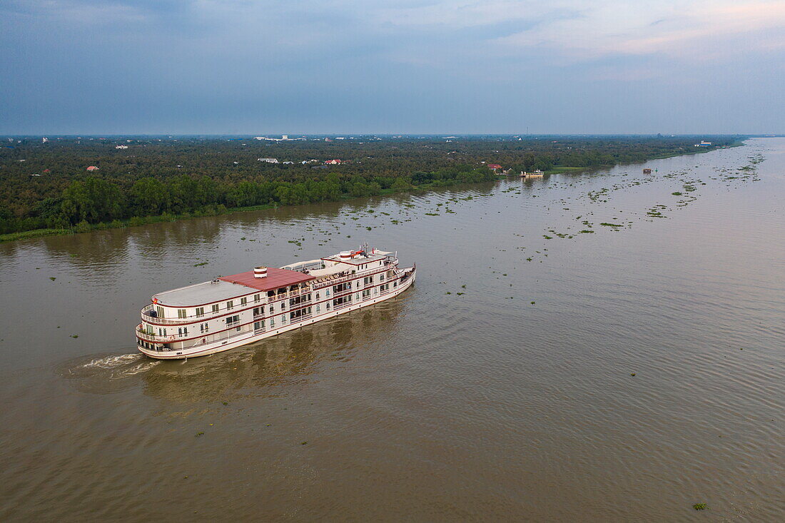 Luftaufnahme des Flusskreuzfahrtschiffs The Jahan (Heritage Line) auf dem Mekong bei Sonnenuntergang, Cai Lay (Cai Lậy), Tien Giang (Tiền Giang), Vietnam, Asien