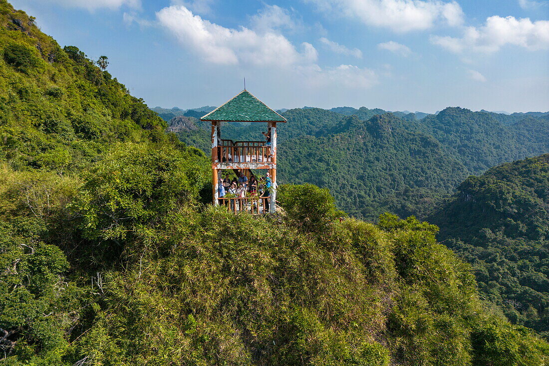 Luftaufnahme des Cat Ba Nationalparks auf der Insel Cat Ba mit Aussichtsplattform auf dem Ngu Lam Peak, Lan Ha Bay, Haiphong, Nordvietnam, Vietnam, Asien