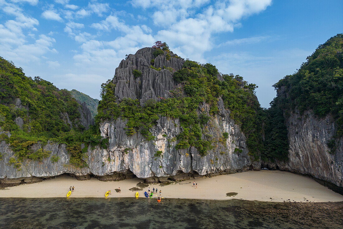  Aerial view of sea kayaks on beach with karst island, Lan Ha Bay, Haiphong, Vietnam, Asia 