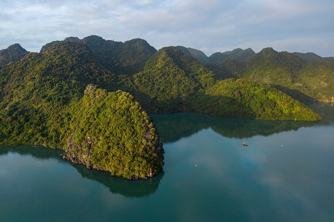 Luftaufnahme des Cat Ba Nationalparks auf der Insel Cat Ba, Lan Ha Bay, Haiphong, Südchinesisches Meer, Vietnam, Asien