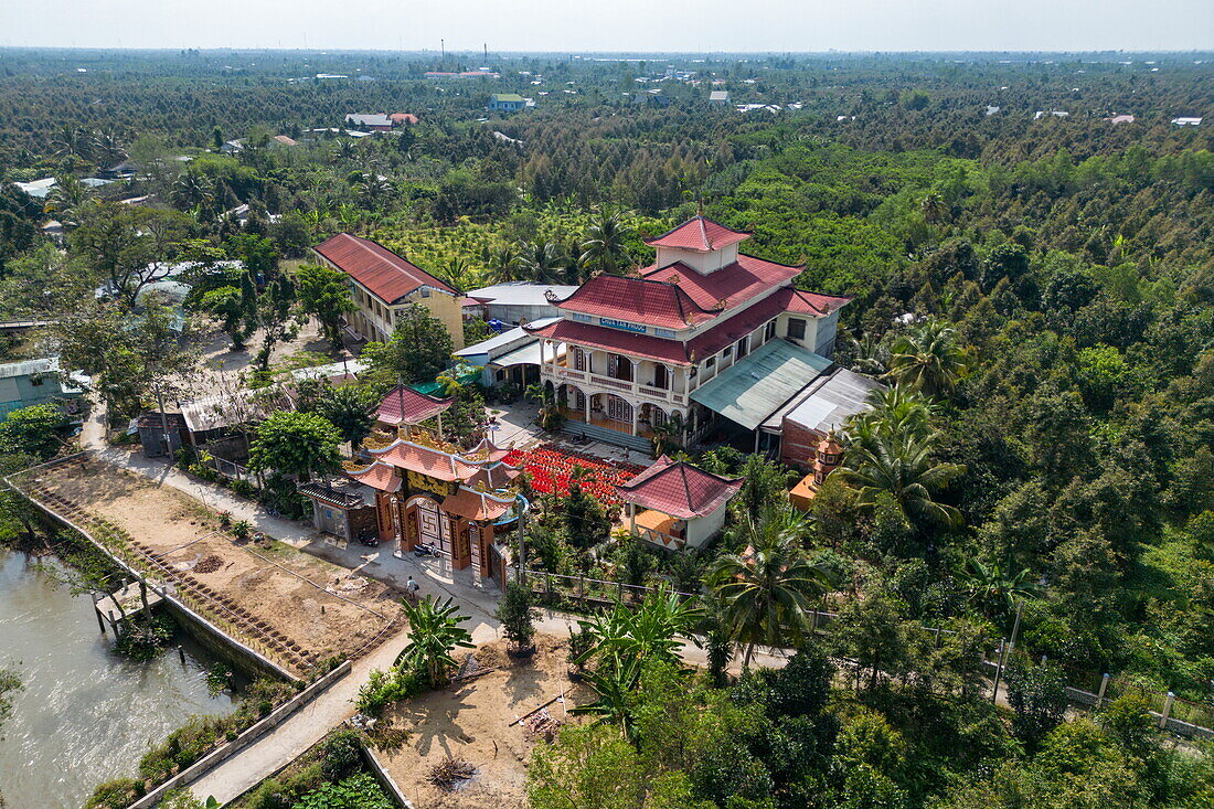 Luftaufnahme des buddhistischen Tempels Chua Tan Phuoc, Cai Lay (Cai Lậy), Tien Giang (Tiền Giang), Vietnam, Asien