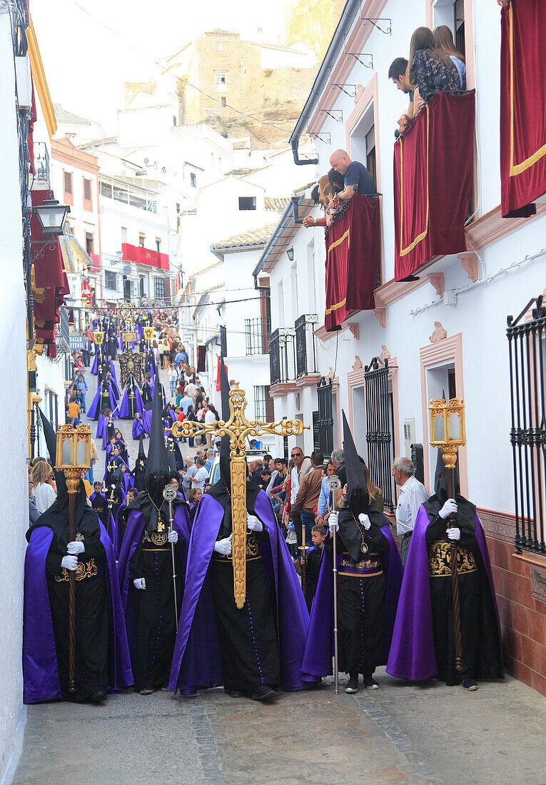 Christliche Osterprozession durch die Straßen von Setenil de las Bodegas, Provinz Cadiz, Spanien