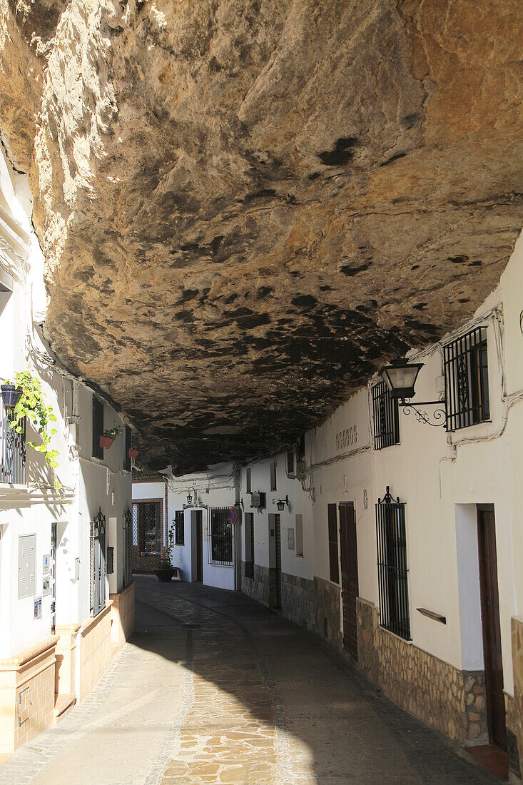 Gebäude in Höhle in Setenil de las Bodegas, Provinz Cadiz, Andalusien, Spanien