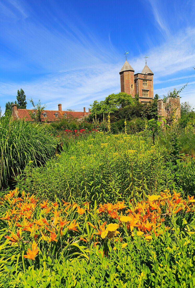 Roter Backsteinturm und blauer Himmel, Schlossgarten von Sissinghurst, Kent, England, Großbritannien